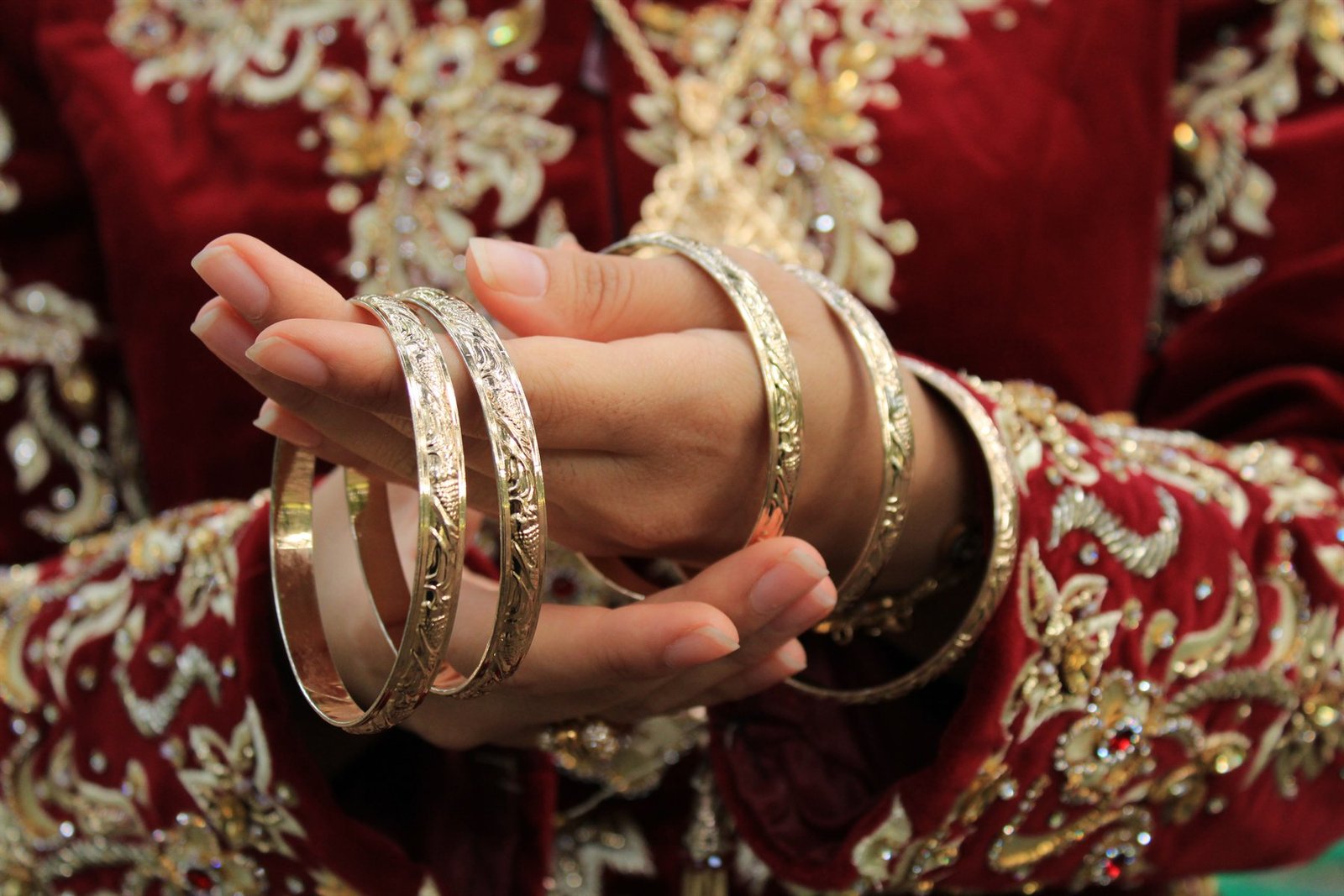 Bracelets d'or et mains lors d'une cérémonie traditionnelle