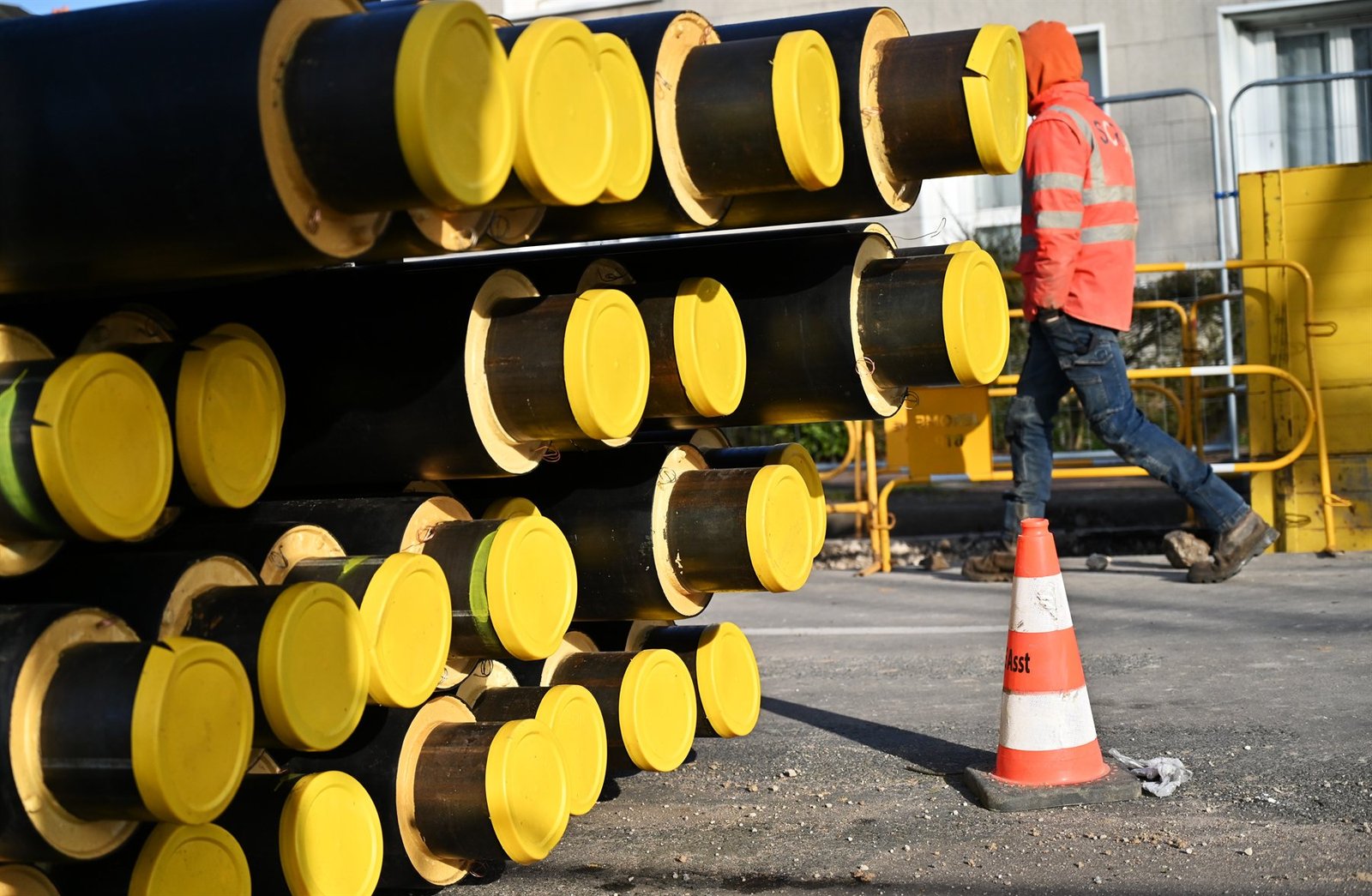 Réseaux empilés à bouchons jaunes sur un chantier en Indre-et-Loire