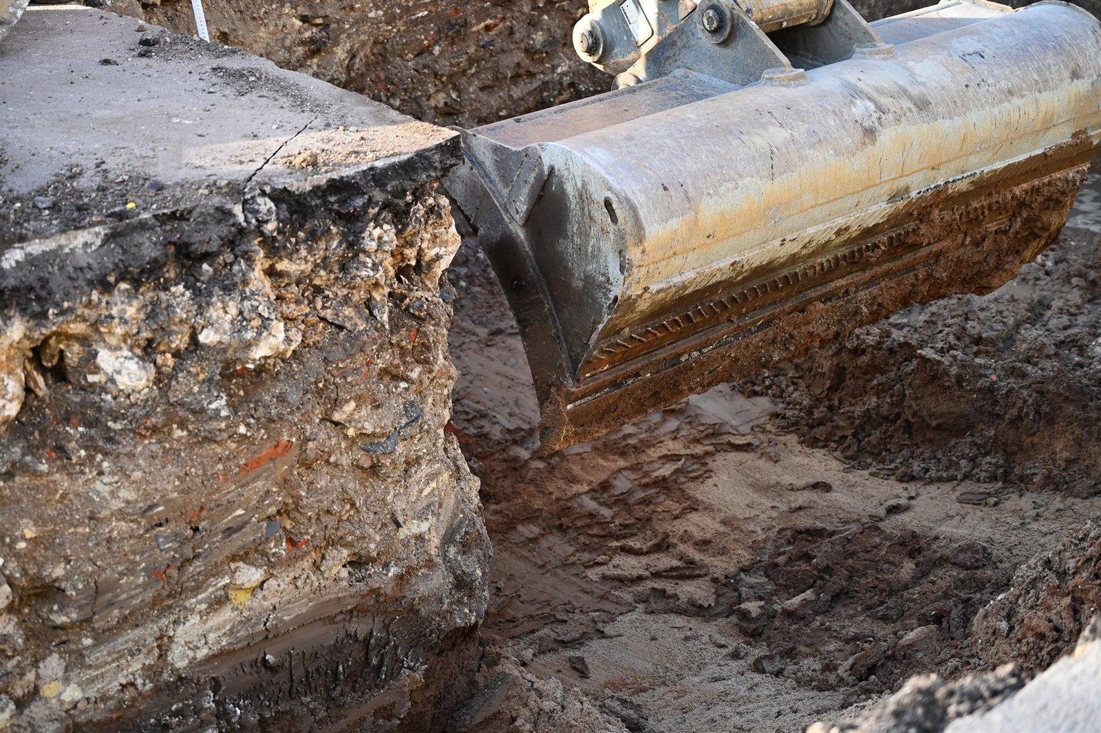 Godet de pelleteuse dans une tranchée de chantier
