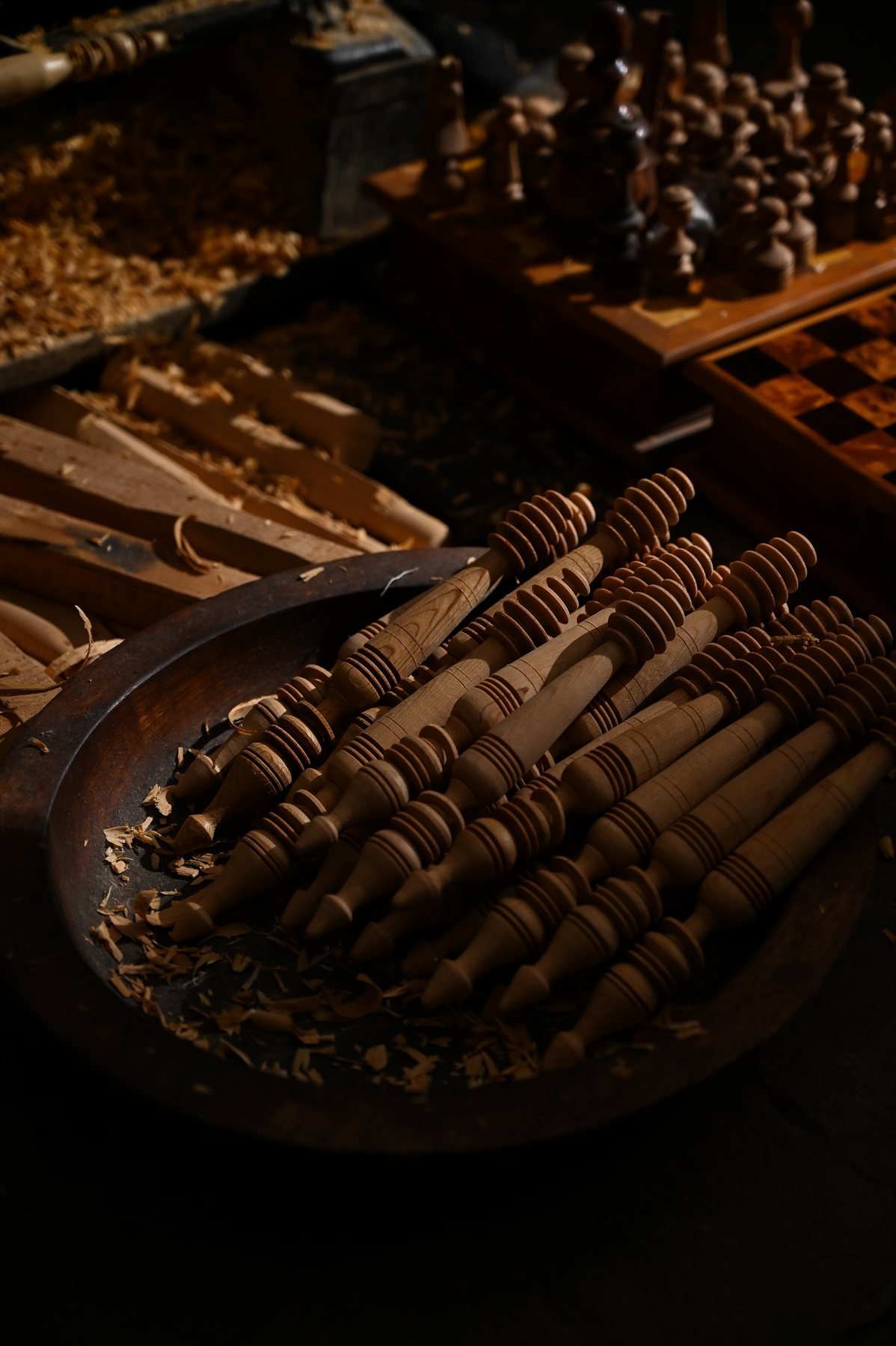 Fuseaux et pièces de jeu d'échecs en bois tourné