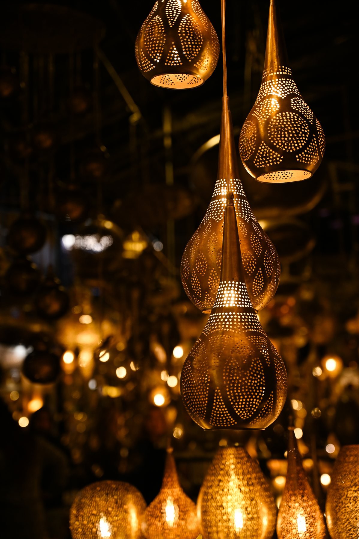 Lanternes de cuivre ajouré suspendues dans un souk