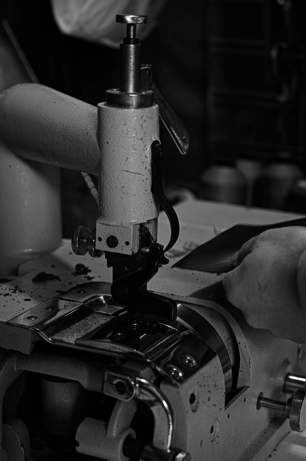 Presse à œillets dans un atelier de sellerie, noir et blanc