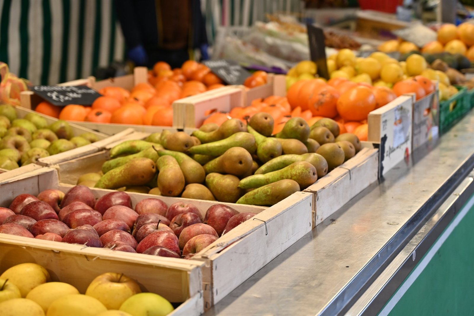 Étal de poires, pommes et agrumes sur un marché