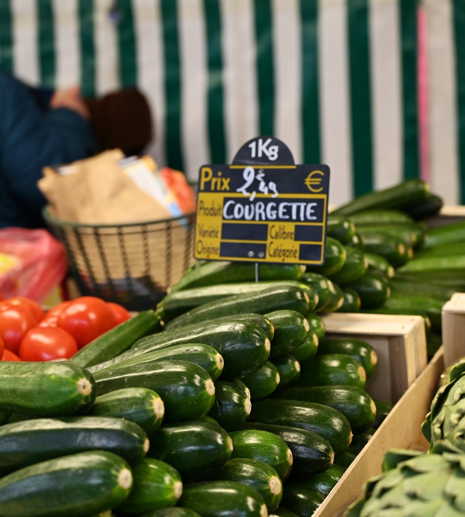 Étal de courgettes et de tomates sur un marché