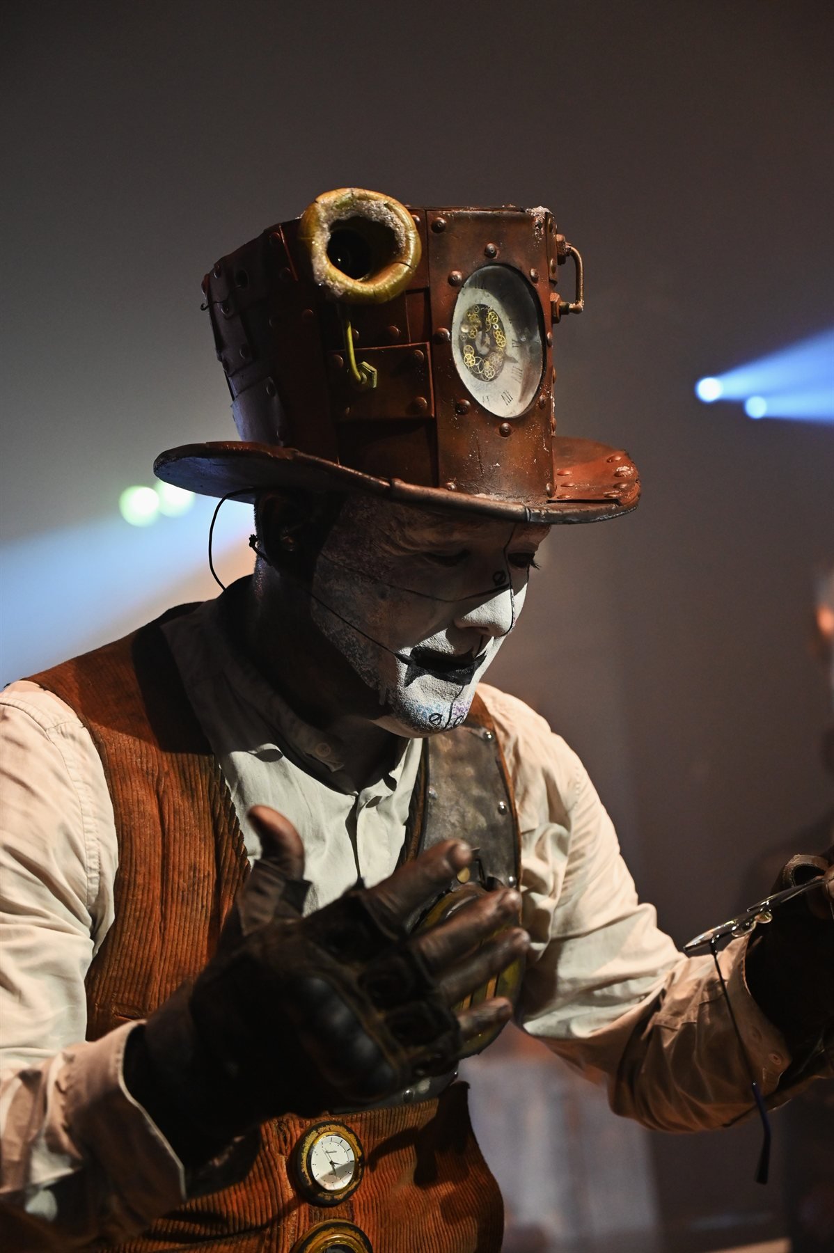 Comédien en costume sous les projecteurs